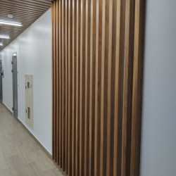 Панель из реек деревянных для квартиры